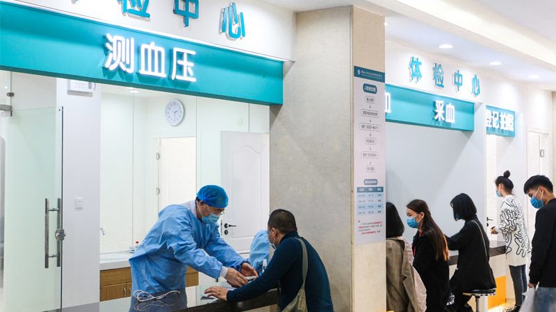 心电图显示心律不齐，可能由多种原因引起，包括：